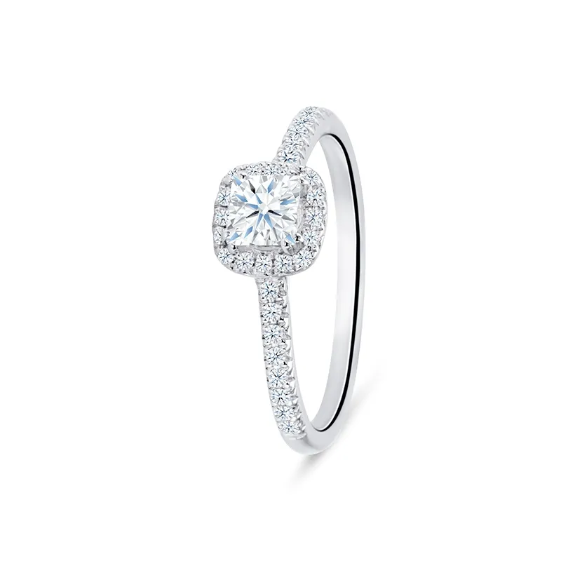 Anillo de promesa en oro blanco de 18K detalle inclinada del diamante talla princesa