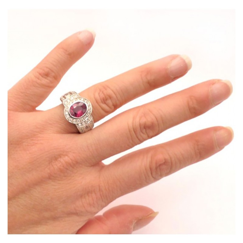 anillo rubi diamantes mano