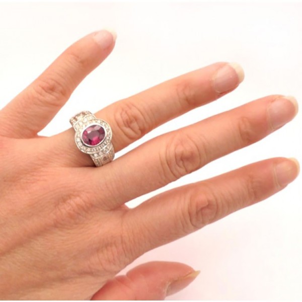 anillo rubi diamantes mano