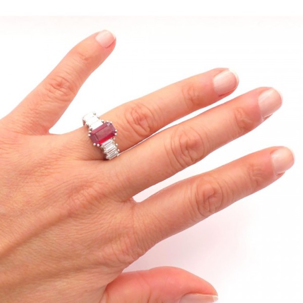 anillo rubi y baguettes mano
