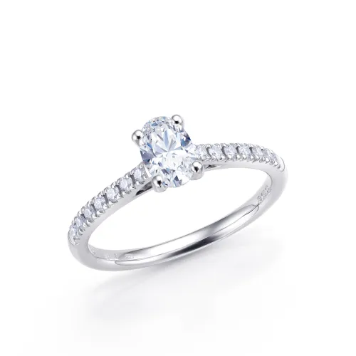 Sortija de oro blanco de 18K detalle de inclinado del diamante oval