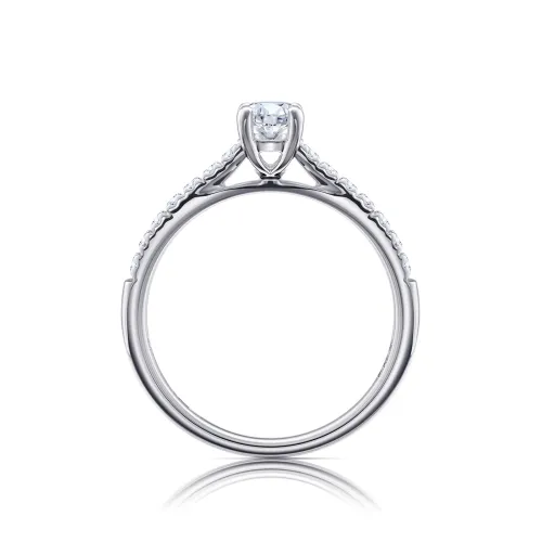 Sortija de oro blanco de 18K con diamante oval 0,30 ct puesta detalle vertical
