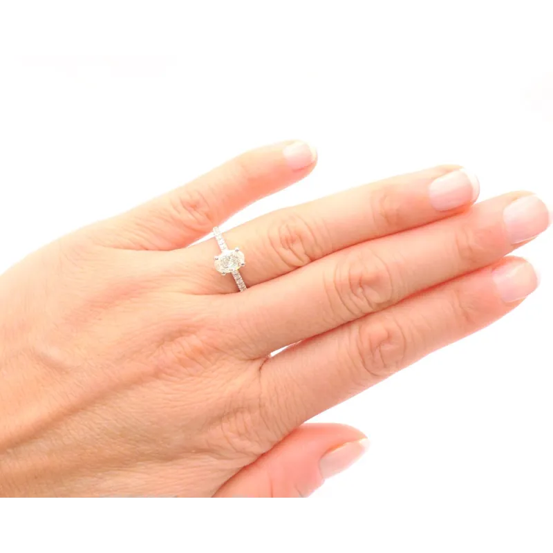 Sortija de oro blanco de 18K con diamante oval 0,30 ct puesta en la mano
