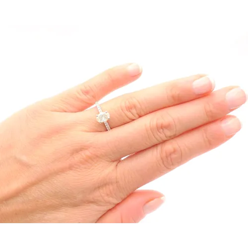 Sortija de oro blanco de 18K con diamante oval 0,30 ct puesta en la mano