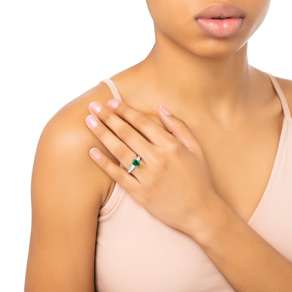 Anillo "Green Luxury" de esmeralda de oro blanco 18k y diamantes