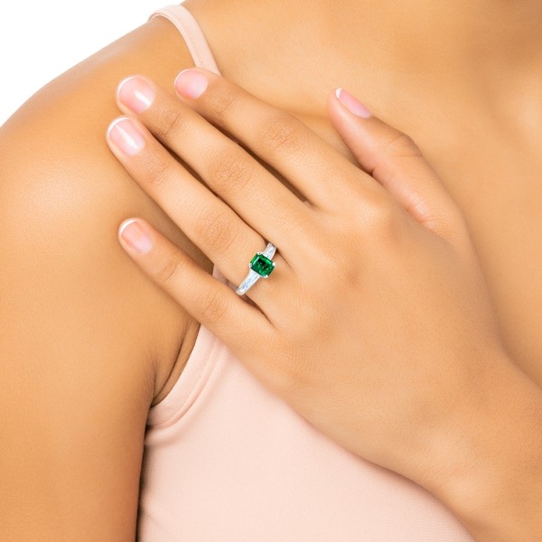 Anillo "Green Luxury" de esmeralda de oro blanco 18k y diamantes