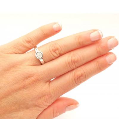 anillo diamante en chatón en mano