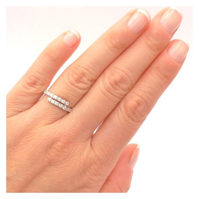 alianza moderna con diamantes mano