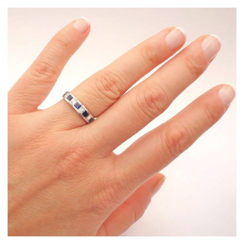 alianza con zafiros y diamantes en talla princesa realizada en oro blanco en mano