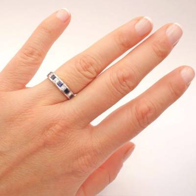 alianza con zafiros y diamantes en talla princesa realizada en oro blanco en mano