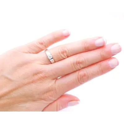 Sortija con Brillante G VS1de 0.18 ct en oro blanco de 18K puesta en mano