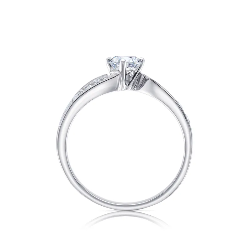 Sortija de oro blanco de 18K con brillantes detalle anillo vertical