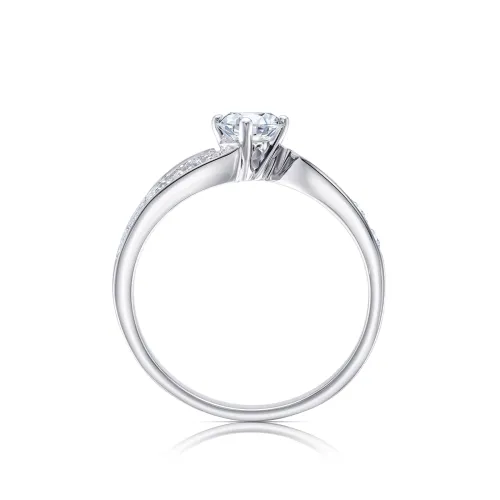 Sortija de oro blanco de 18K con brillantes detalle anillo vertical