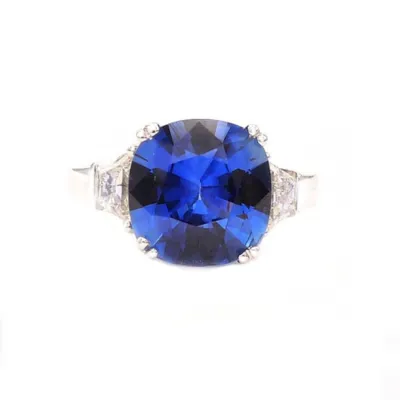 Anillo oro blanco de 18K con zafiro cushion azaul natural con un peso de 4.10 cts y 0.48 cts de diamantes E VS