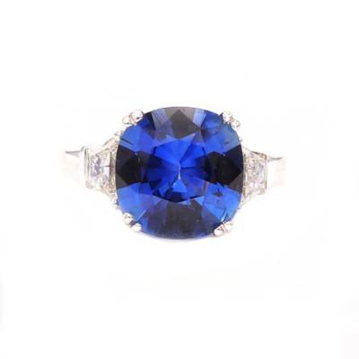 Anillo oro blanco con zafiro azul terciopelo talla cushion con diamantes de primera calidad