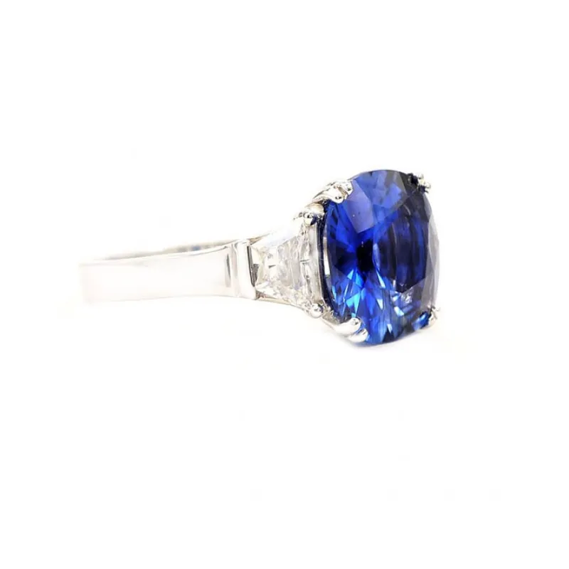imagen Anillo oro blanco de 18K con zafiro cushion azaul natural con un peso de 4.10 cts y 0.48 cts de diamantes E VS