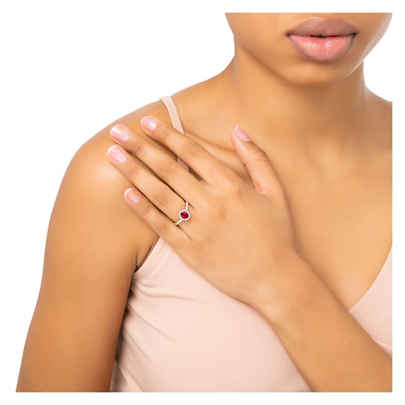 Sortija en oro rosa de 18K con un rubí de 0.73 cts con diamantes en orla y brazos de calidad F/VVS1 - foto de modelo