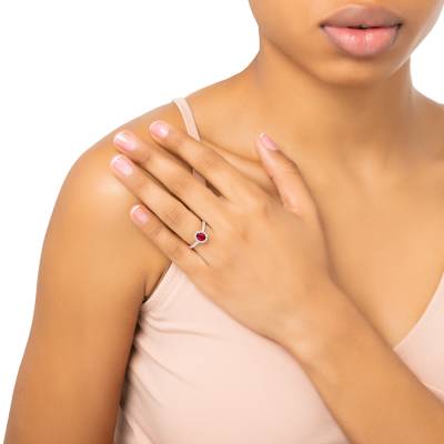 Sortija en oro rosa de 18K con un rubí de 0.73 cts con diamantes en orla y brazos de calidad F/VVS1 - foto de modelo