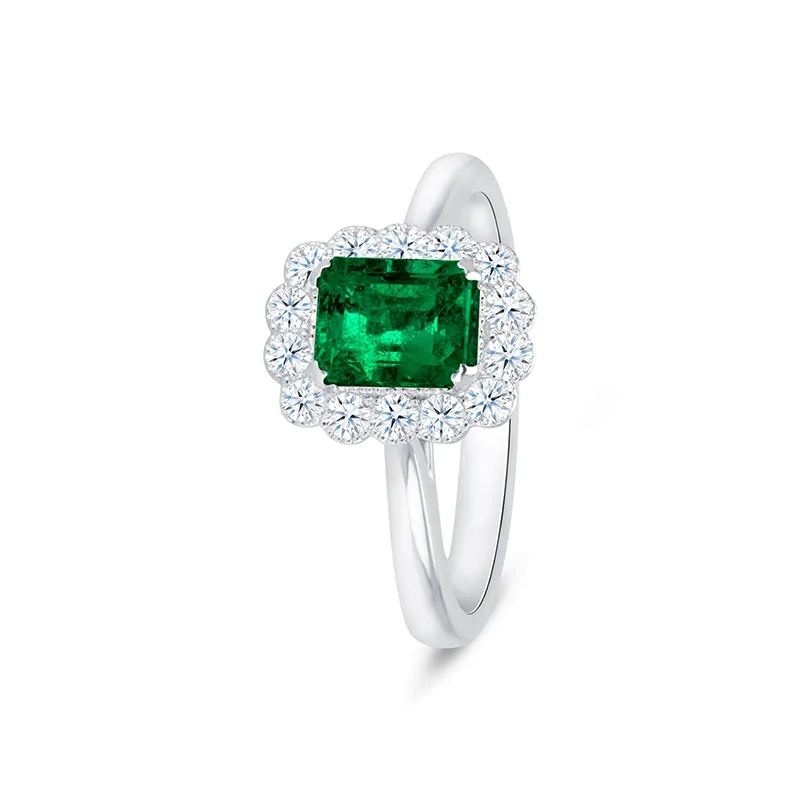 imagen frontal de Anillo de compromiso con Esmeralda en oro blanco de 18K con  brillantes diseñado por jorge Juan Joyeros