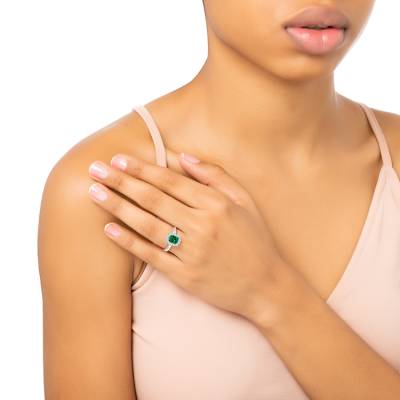 anillo de compromiso en mano de modelo