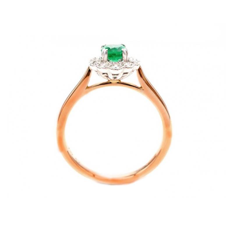 Anillo de oro rosa con esmeralda colombiana rodeada de brillantes