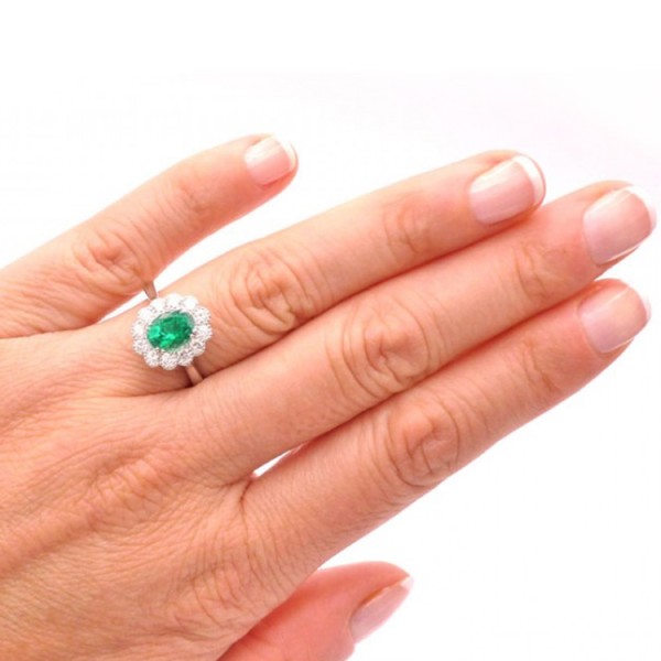 anillo esmeralda oval mano