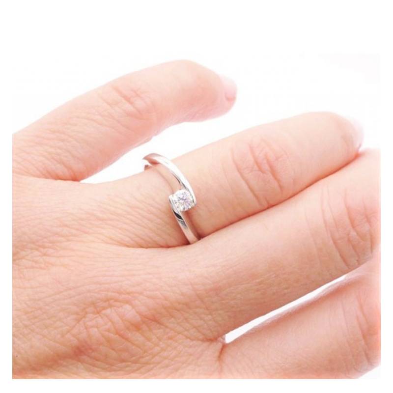 anillo moderno compromiso mano