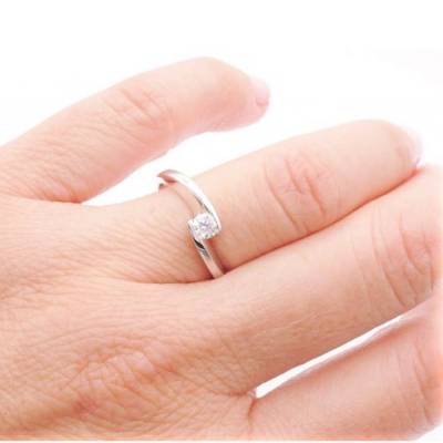 anillo moderno compromiso mano