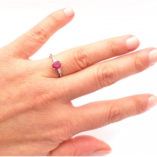 anillo rubí red florida mano