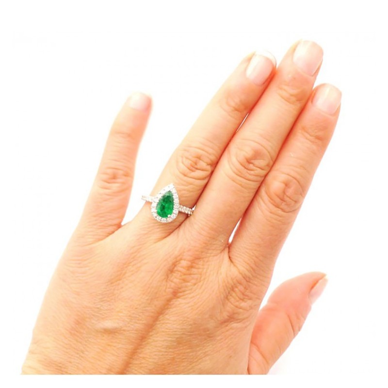 anillo esmeralda con diamantes mano