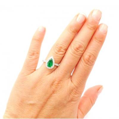 anillo con esmeralda y diamantes en mano