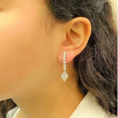 pendientes largos en modelo