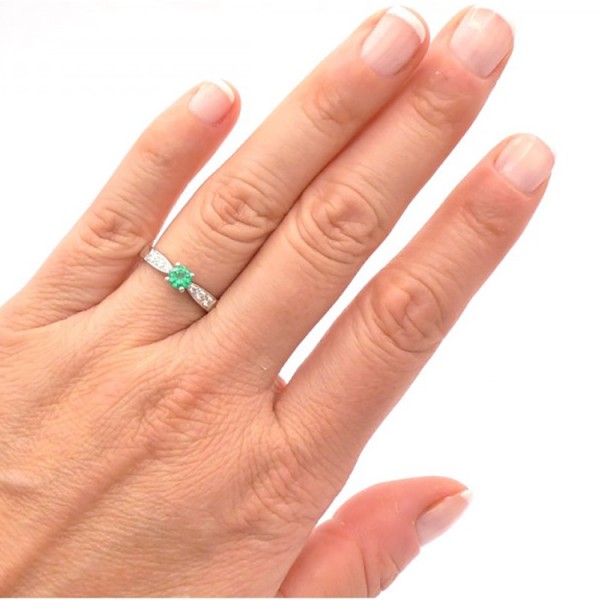 anillo de esmeralda compromiso mano