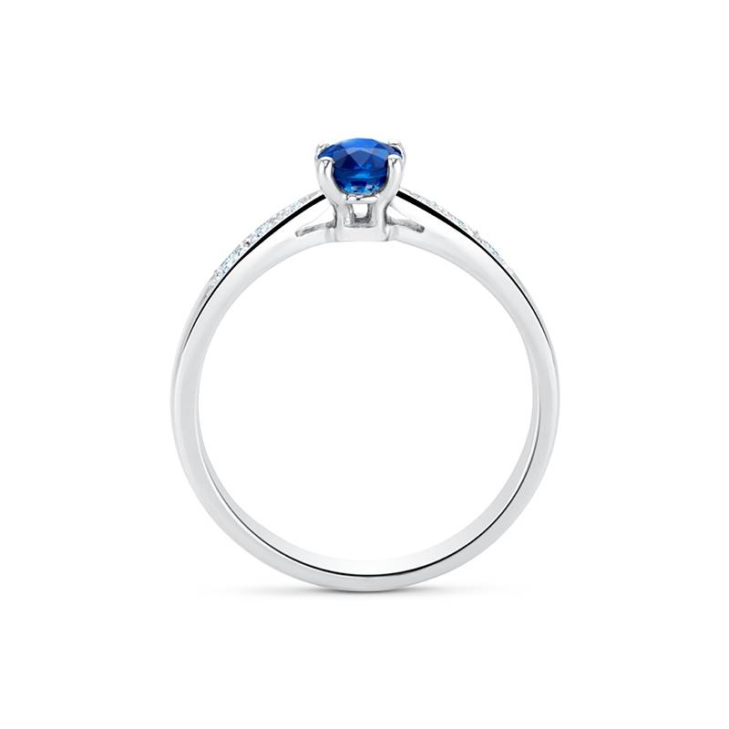 Anillo de oro blanco acompañado de zafiro oval central de color azul y diamantes - Jorge Juan Joyeros