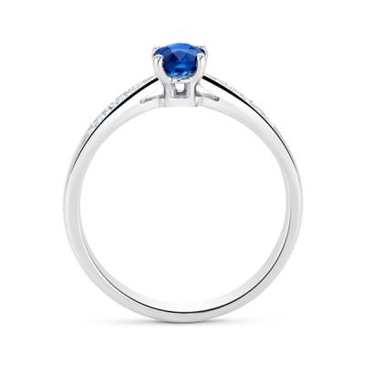 Anillo de oro blanco acompañado de zafiro oval central de color azul y diamantes - Jorge Juan Joyeros