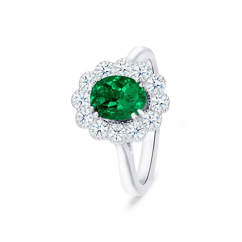 Detalle de montura y orla de diamantes en oro blanco con una esmeralda oval