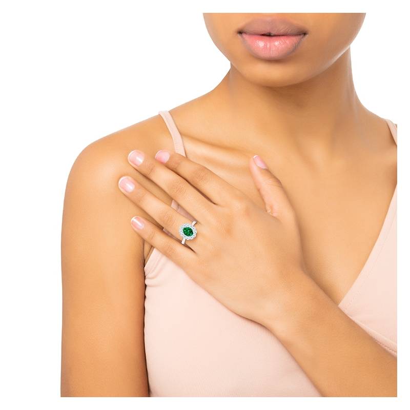 anillos con esmeraldas - en mano de de modelo