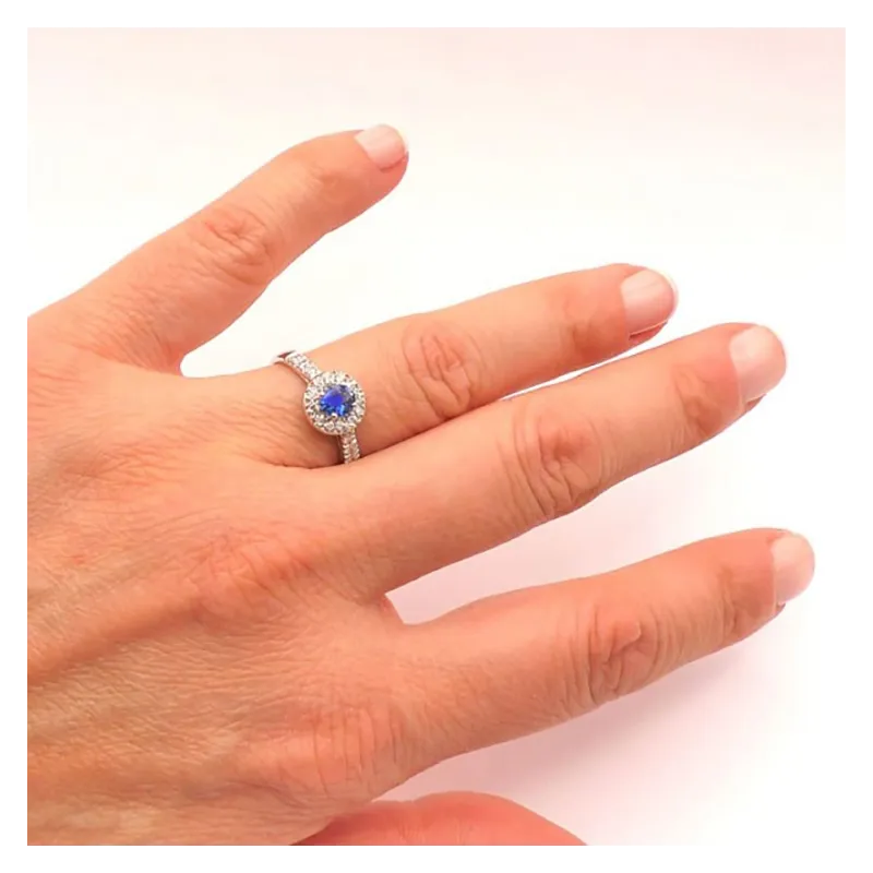 foto de Anillo  en oro blanco de 18K con zafiro oval de 1.38 cts y diamantes de 0.39 cts de color E/F pureza VS