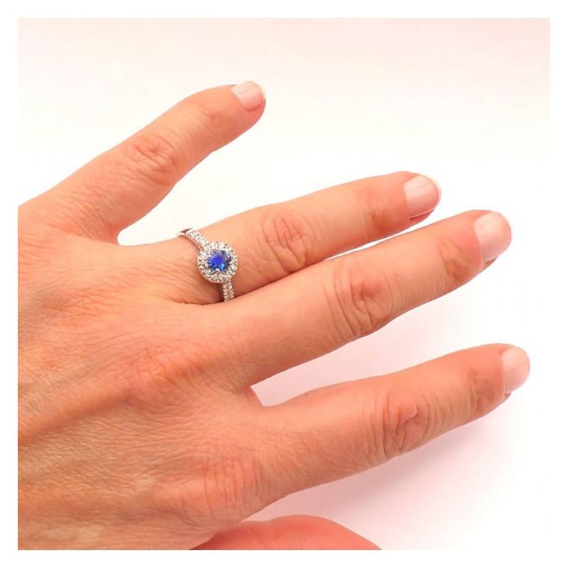 Anillo oro blanco con zafiro azul y brillantes de diseño clásico para la pedida de mano - Jorge Juan Joyeros.
