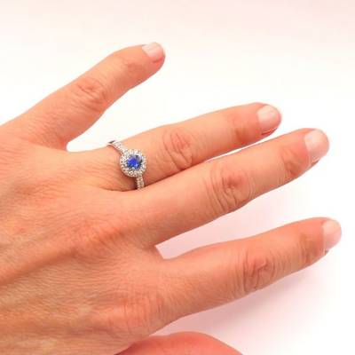 Anillo oro blanco con zafiro azul y brillantes de diseño clásico para la pedida de mano - Jorge Juan Joyeros.