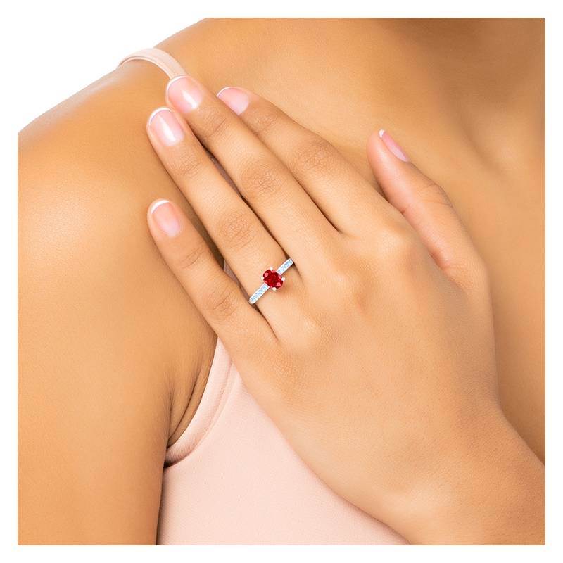 Solitario de oro de ley de 18K con rubí AAA de 0.70 cts acompañado de diamantes D-VVS - foto en dedo