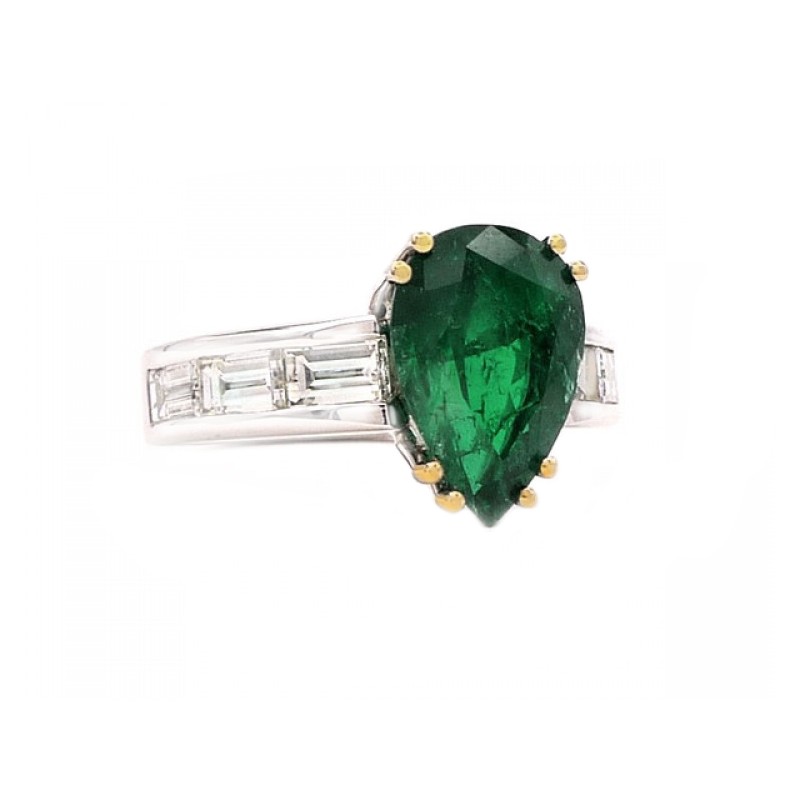 Sortija con diamantes y esmeralda talla pera en oro 18K
