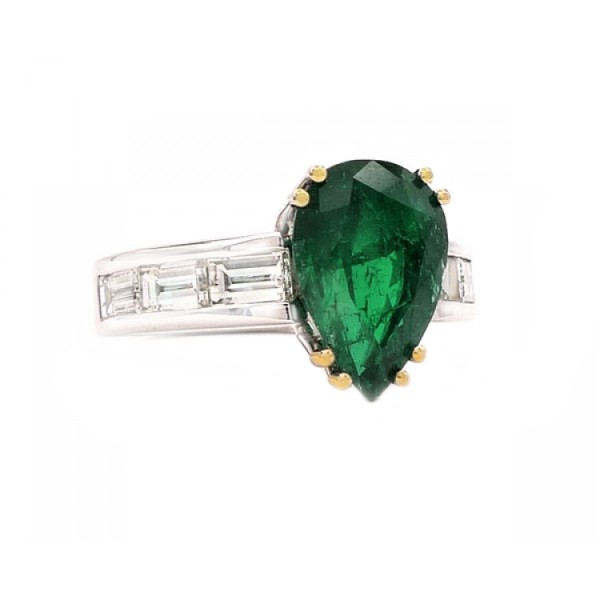 Sortija con diamantes y esmeralda talla pera en oro 18K