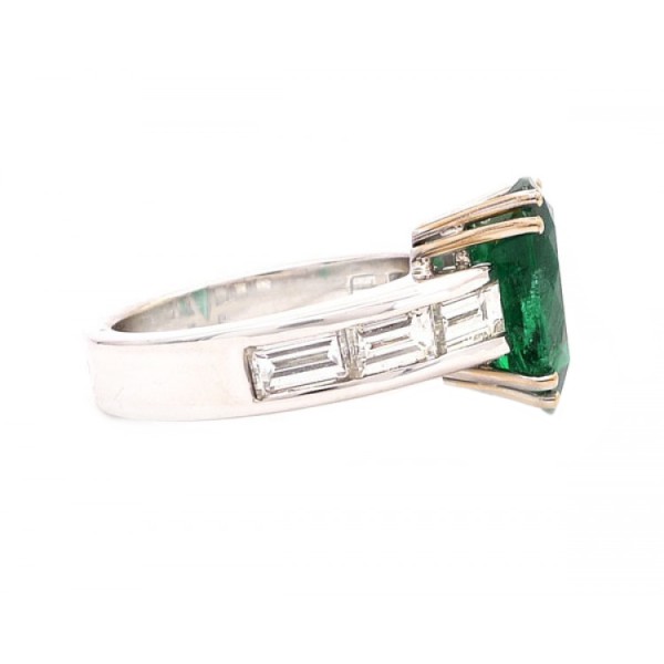 Sortija con diamantes y esmeralda talla pera en oro 18K