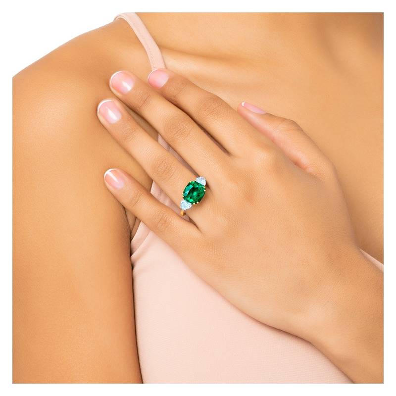 sortija de oro blanco com esmeralda con diamantes para mujer en mano de modelo