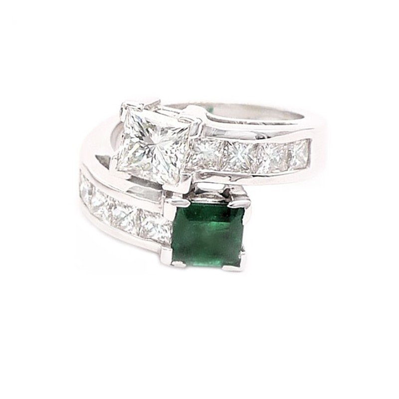 Sortija de esmeralda oro blanco diamantes talla princesa