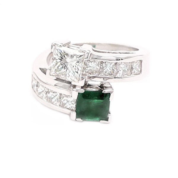 Sortija de esmeralda oro blanco diamantes talla princesa