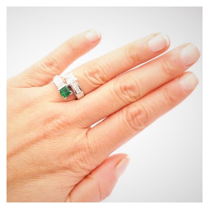 Sortija realizada en oro de 18K con diamante talla princesa de 1 cts y esmeralda
