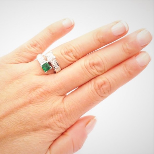 Sortija realizada en oro de 18K con diamante talla princesa de 1 cts y esmeralda