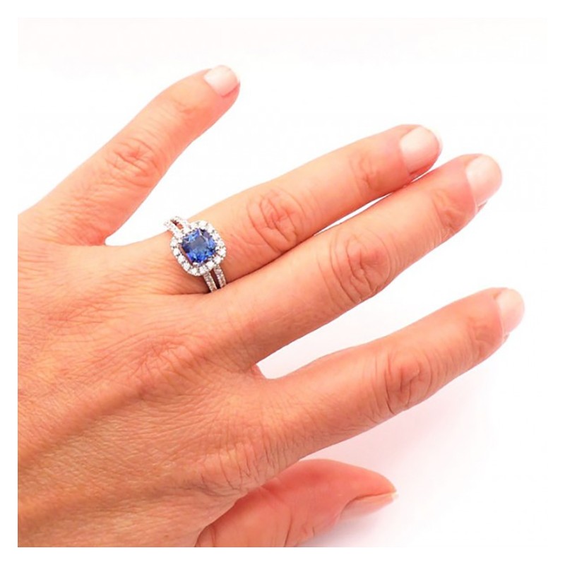Sortija de Zafiro Ceylan y Brillantes Oro Blanco en mano SR 89 ZAF